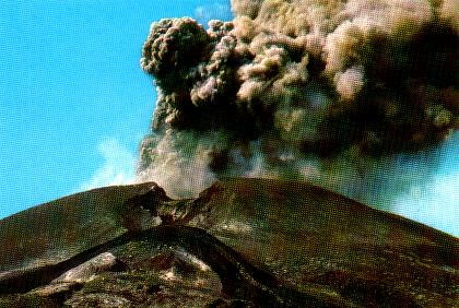 Cratere centrale con esplosione